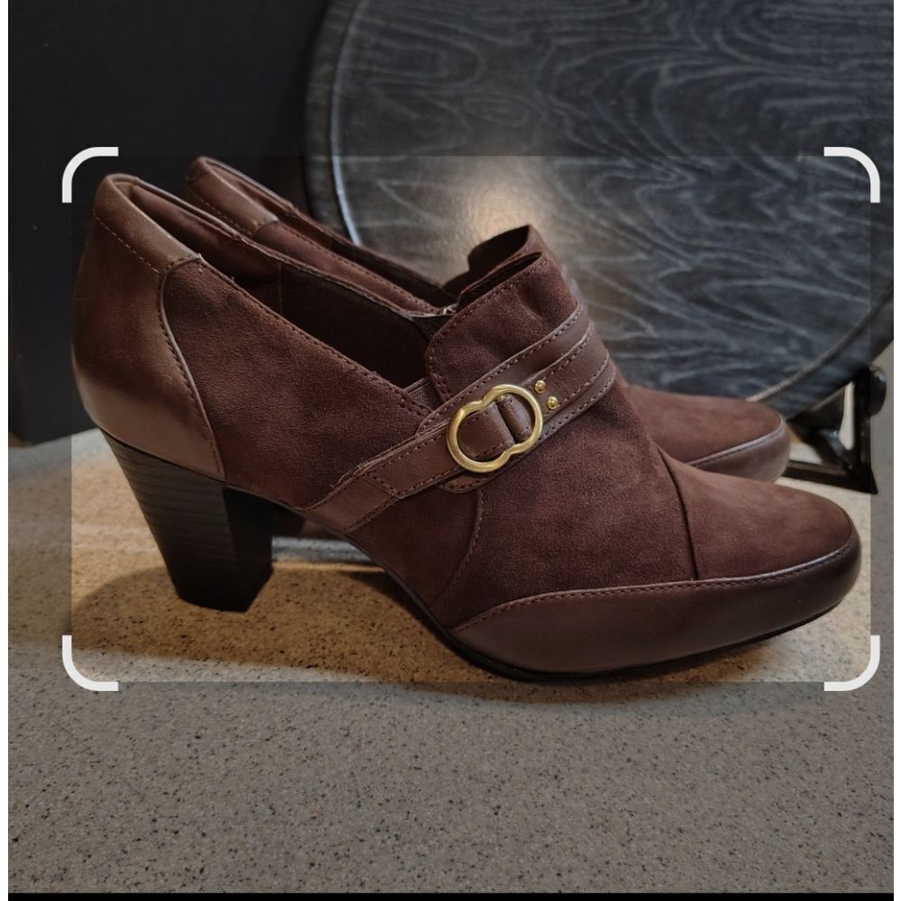 Clarks Bendable Brown Suede Side Zip, Size 11 M. A4